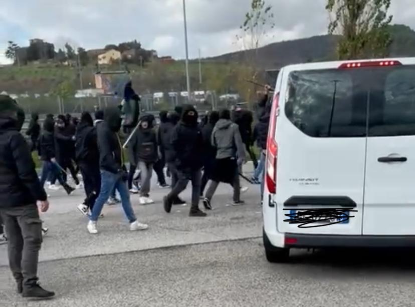 Una foto degli scontri in autostrada tra i tifosi della Roma e quelli del Napoli