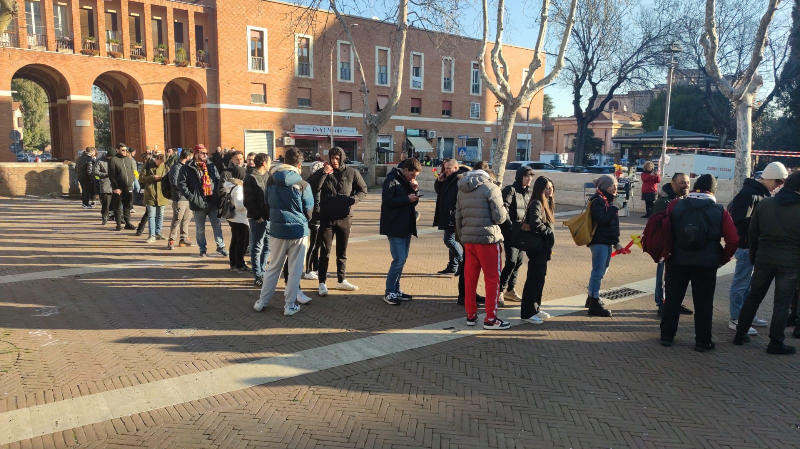 I tanti donatori in fila questa mattina alla Garbatella