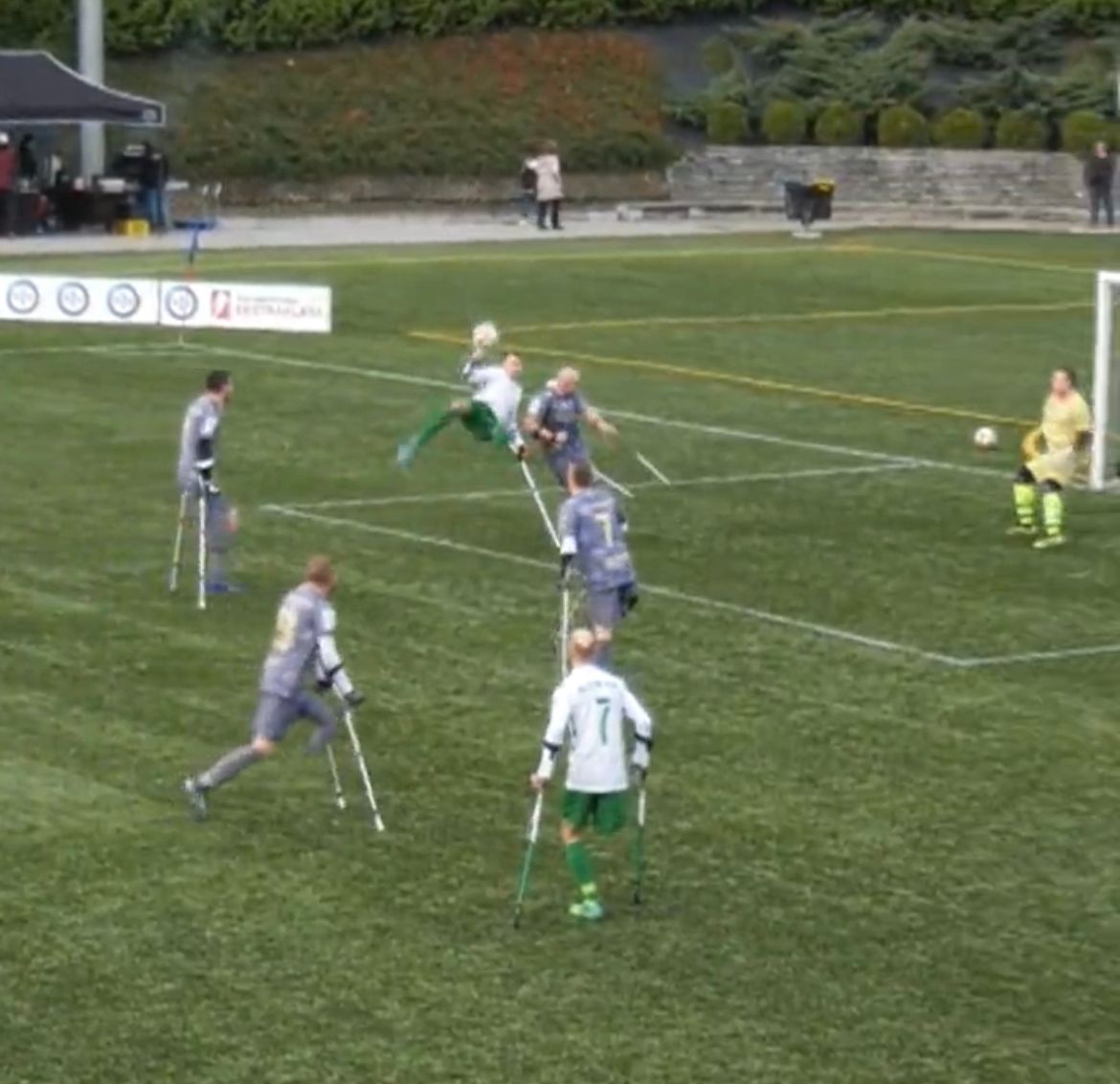 Il momento del gol segnato in mezza rovesciata da Oleksy