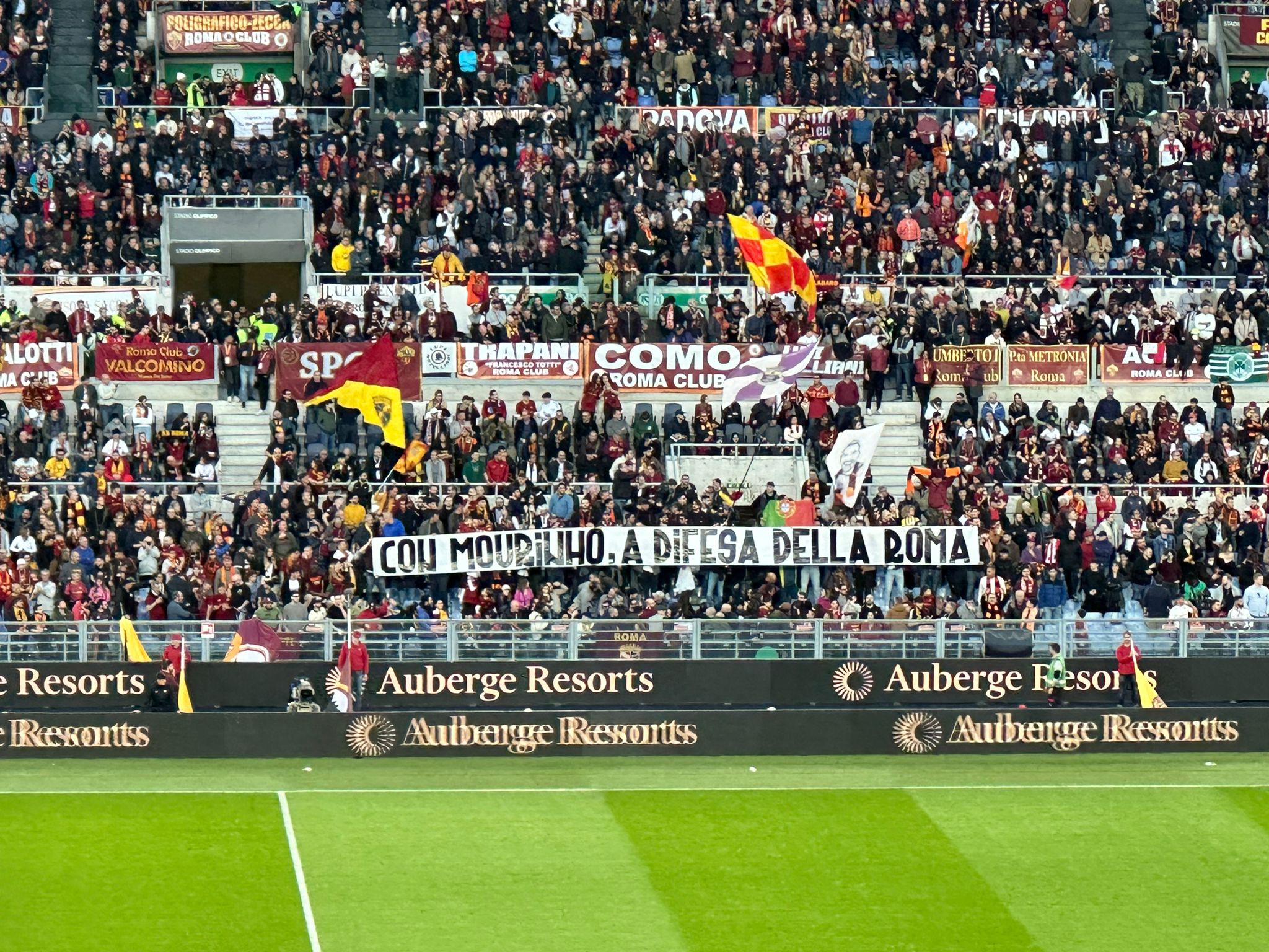 Lo striscione dei tifosi a sostegno di Mourinho