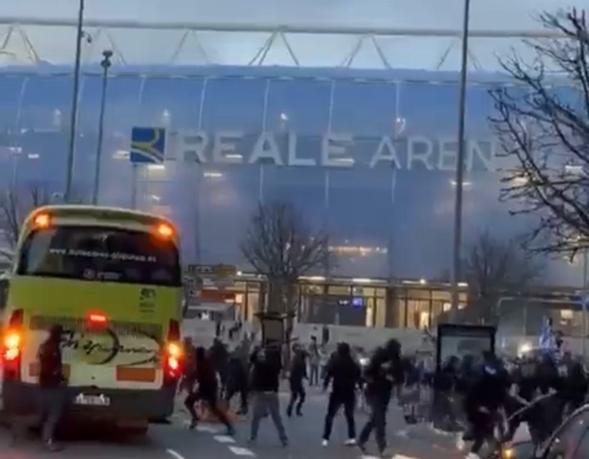 Un'immagine dello scontro al di fuori dell'Anoeta