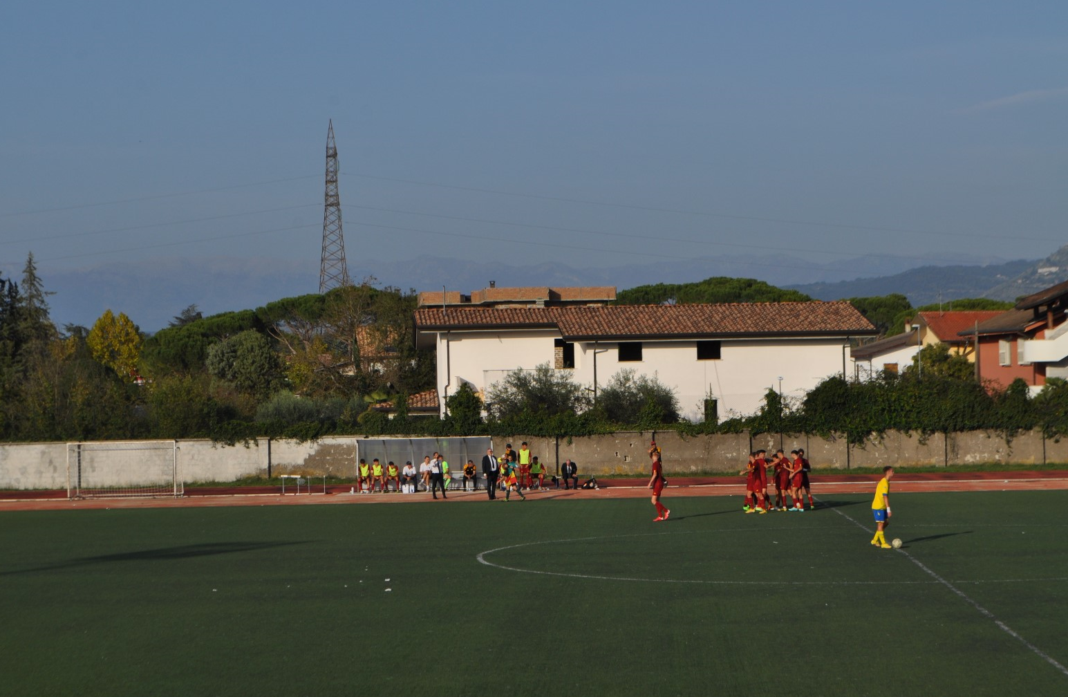 L’esultanza dei giocatori della Roma Under 17 dopo il gol del vantaggio, firmato da capitan Tumminelli