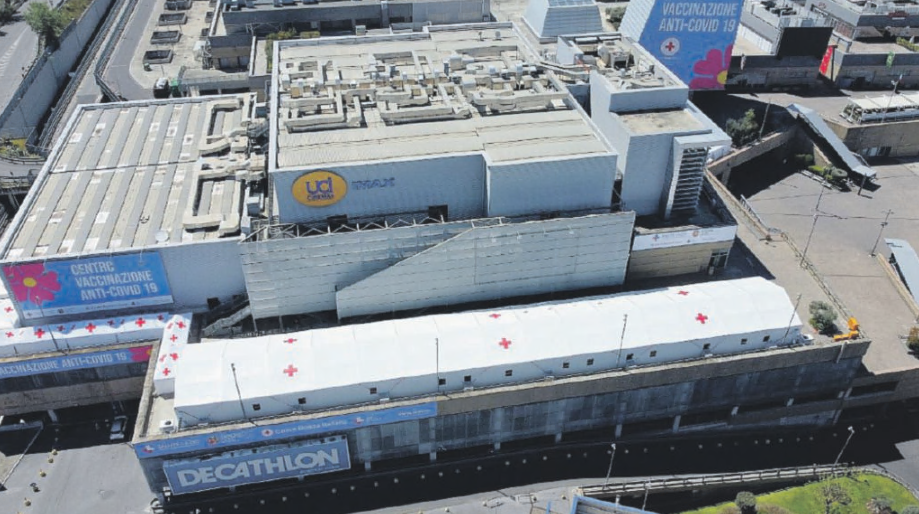 Una vista dall'alto del centro commerciale Porta di Roma