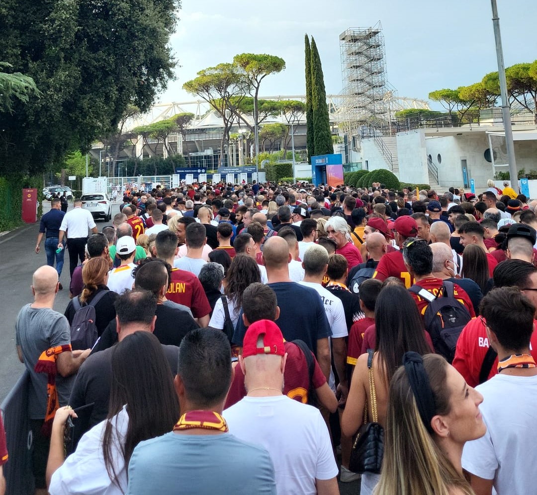 Tifosi in fila per entrare a vedere Roma-Shakhtar