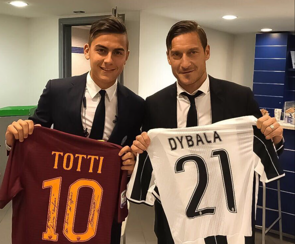 Scambio di maglie tra Dybala e Totti insieme
