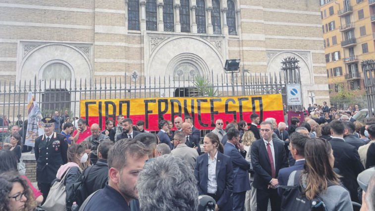 Lo striscione giallorosso  di saluto al povero Francesco Valdiserri fuori  la Chiesa di Santa Maria Liberatrice 