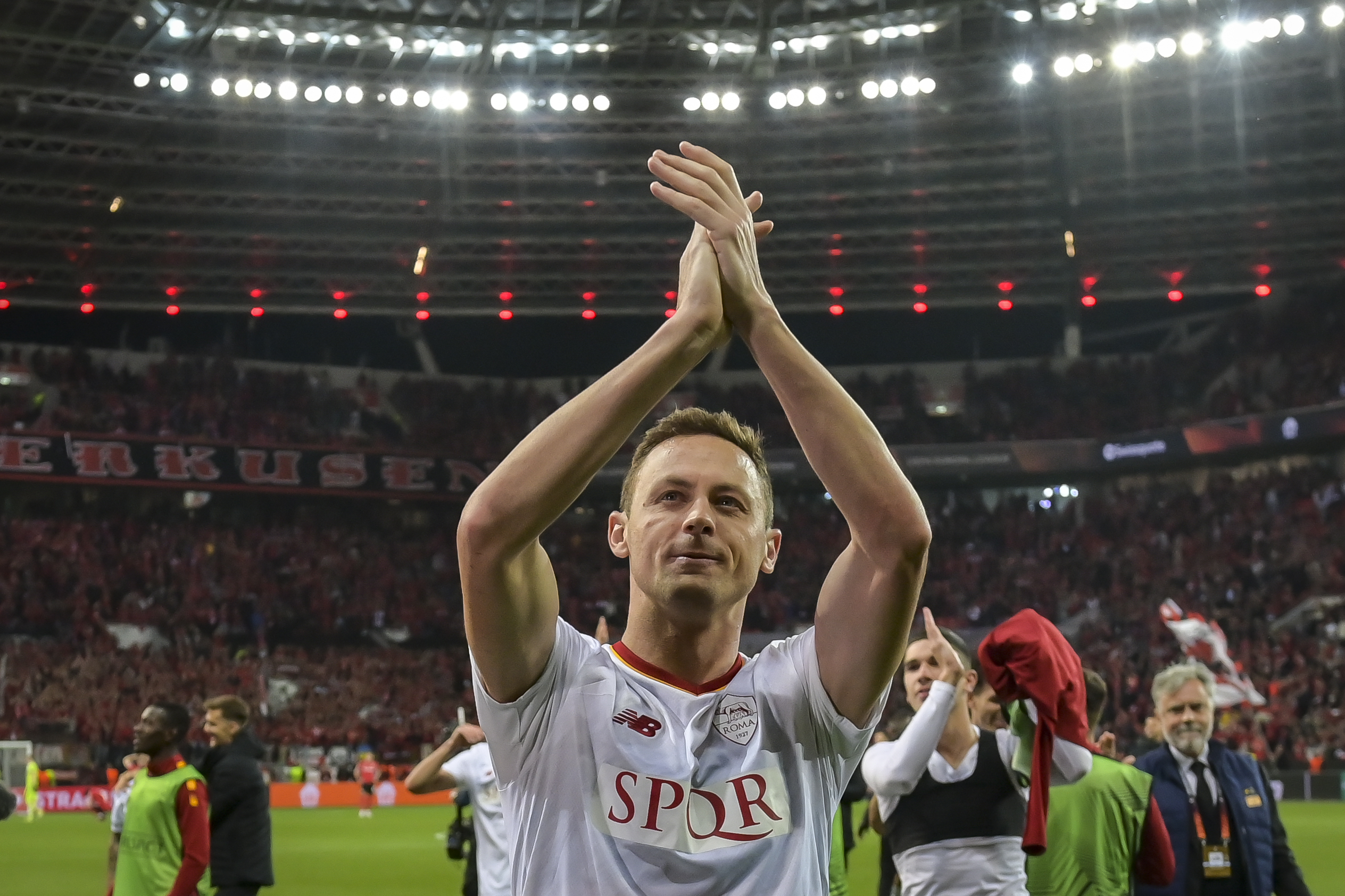 Matic festeggia dopo aver eliminato il Bayer Leverkusen