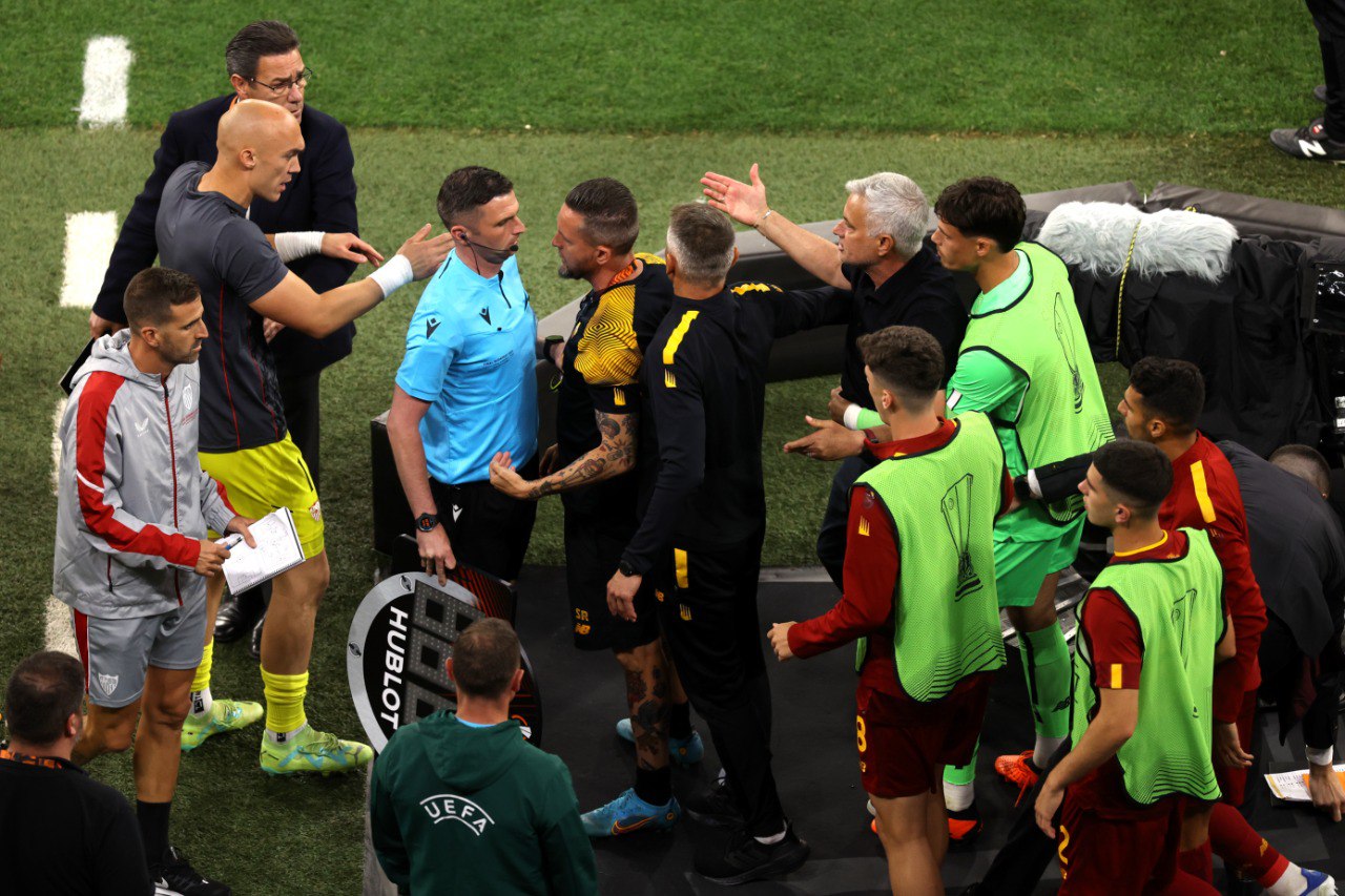 Il momento di tensione fra Mourinho e Dmitrovic