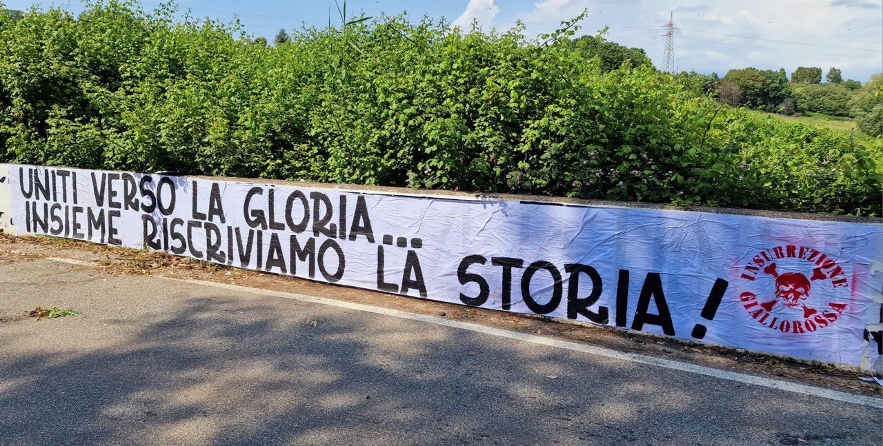 Lo striscione esposto dai tifosi della Roma a Trigoria