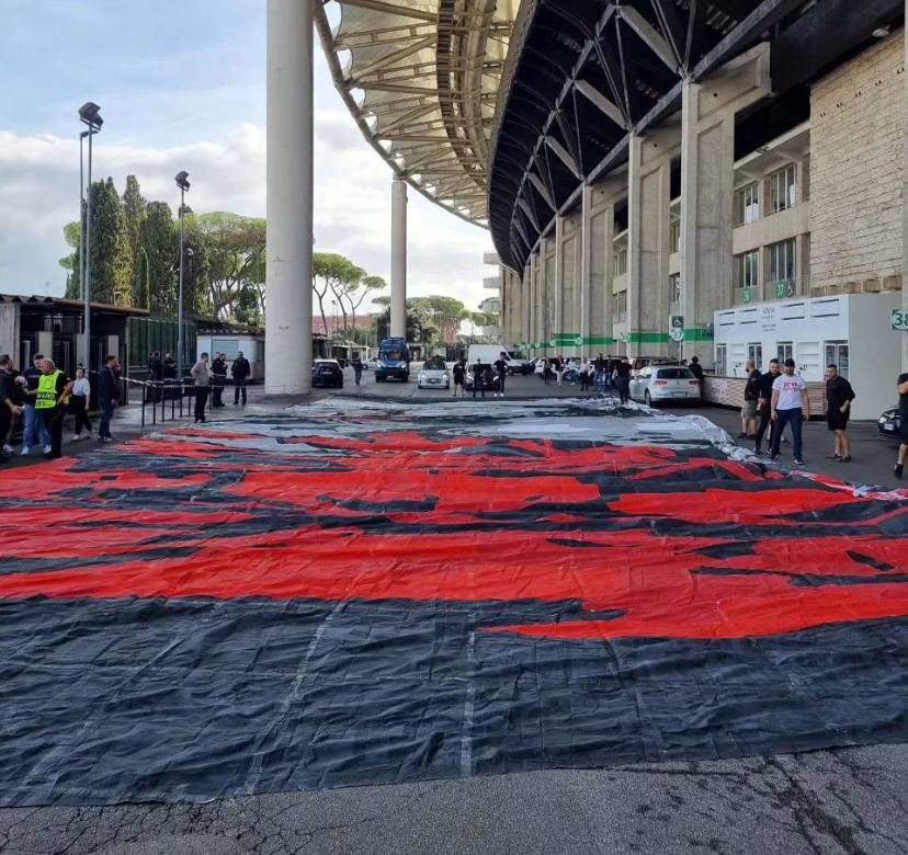 La scenografia dei tifosi dello Slavia Praga