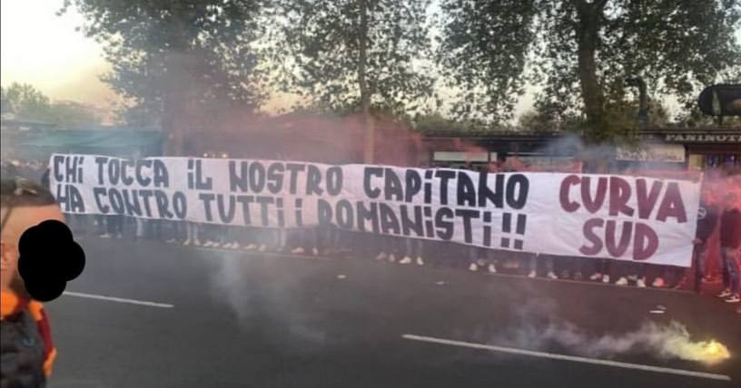 Lo striscione esposto per Pellegrini