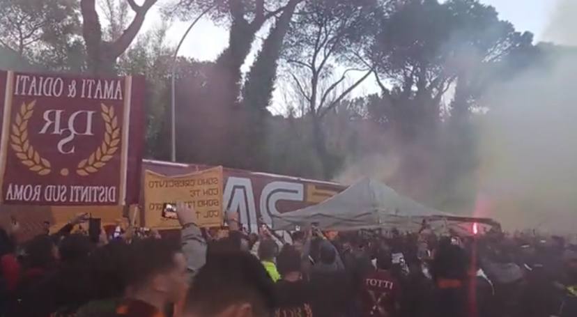 Tifosi della Roma fuori dallo Stadio Olimpico