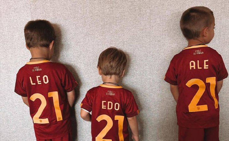 I figli di Alvaro Morata col kit giallorosso (via Instagram: @alicecampello)