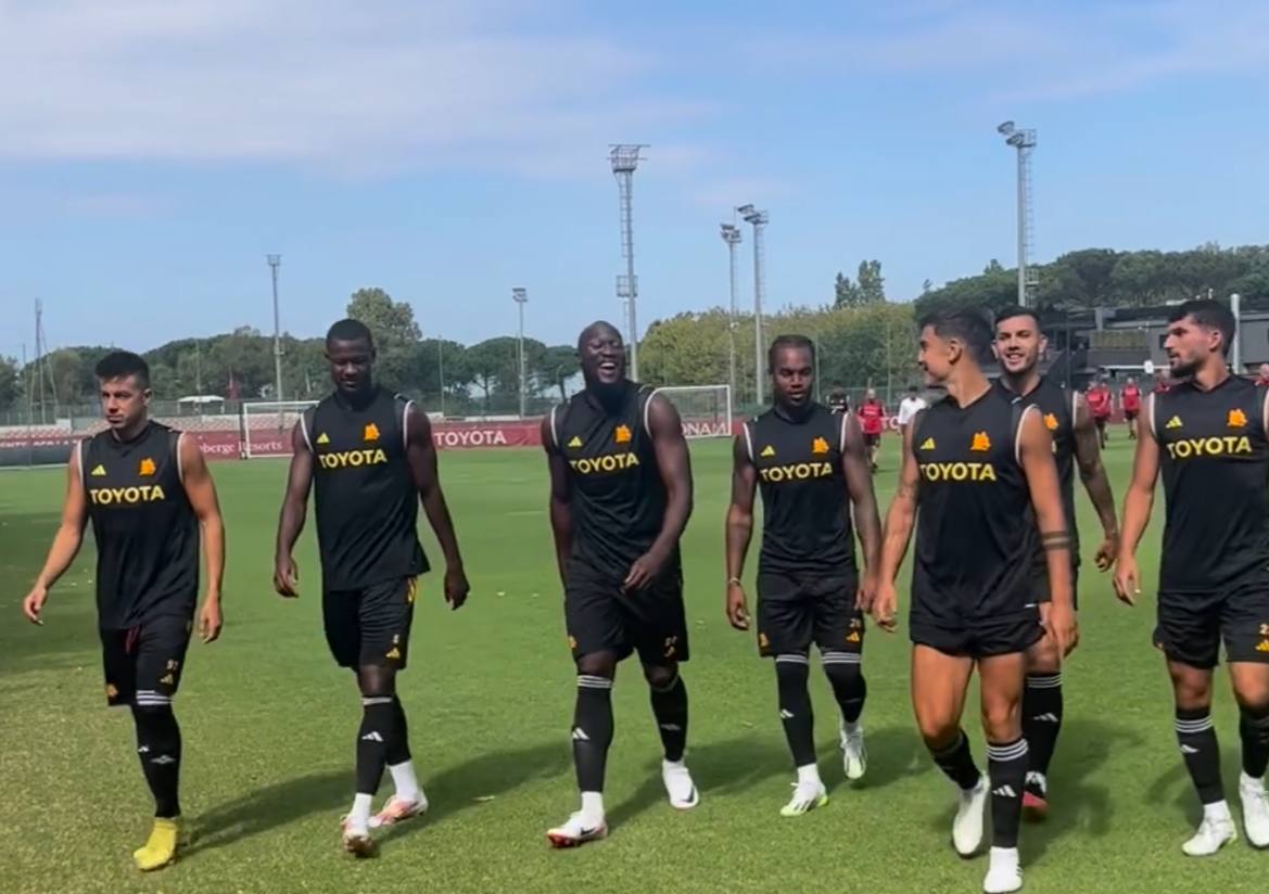 I calciatori giallorossi escono dal campo di allenamento di Trigoria