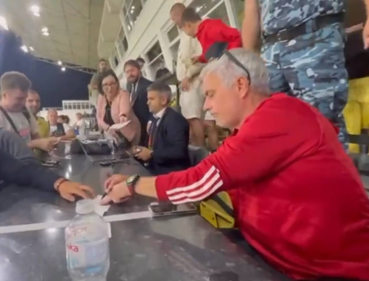 José Mourinho mentre firma gli autografi allo Stadio Sheriff 