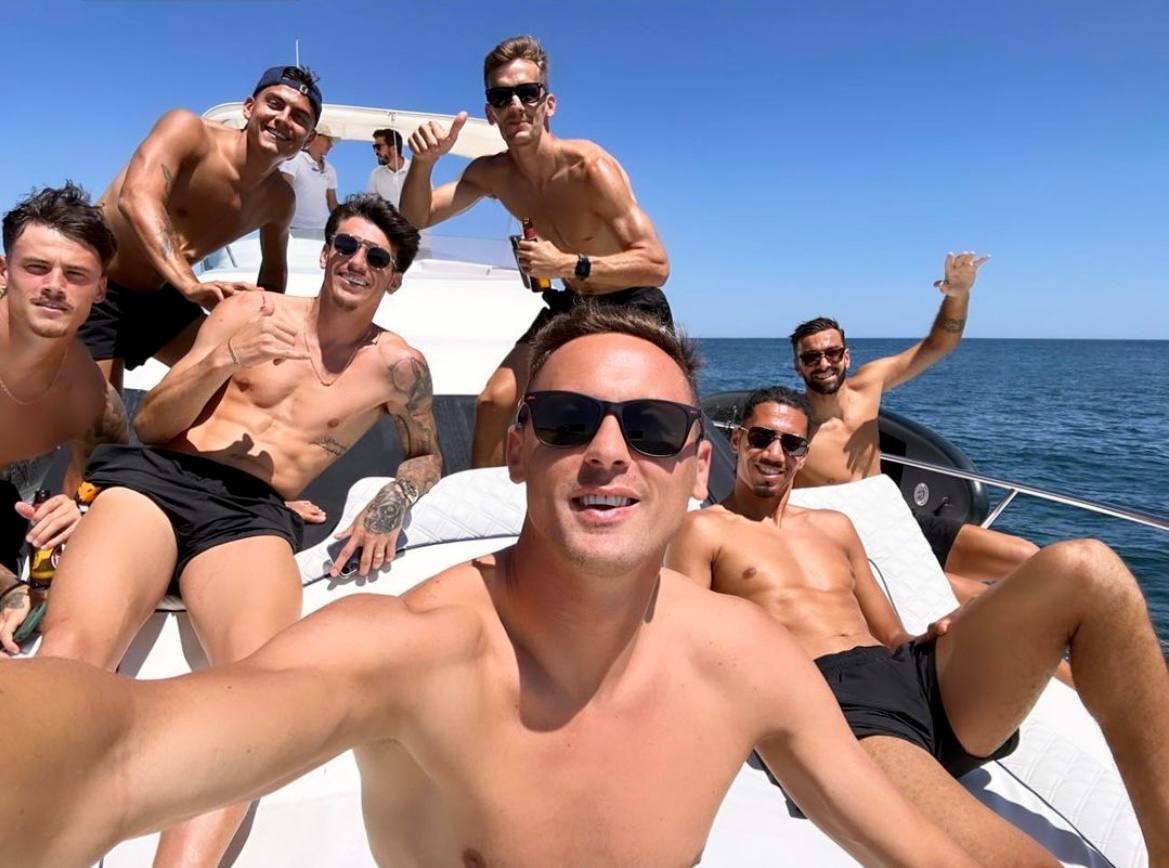 Matic, Dybala e gli altri giallorossi in barca (via Instagram: @nemanjamatic)