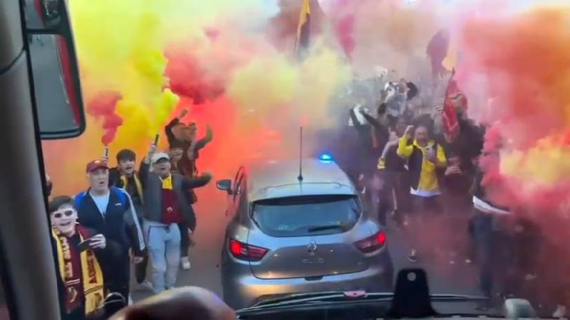 Foto scattata dal pullman della Roma prima della partita con il Leverkusen