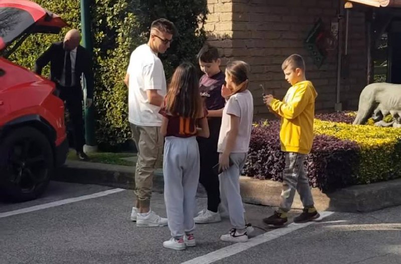 El Shaarawy a Trigoria con i piccoli tifosi (via Instargam: @officialasroma)