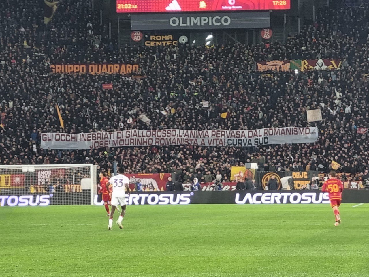 Lo striscione apparso dedicato a Mourinho