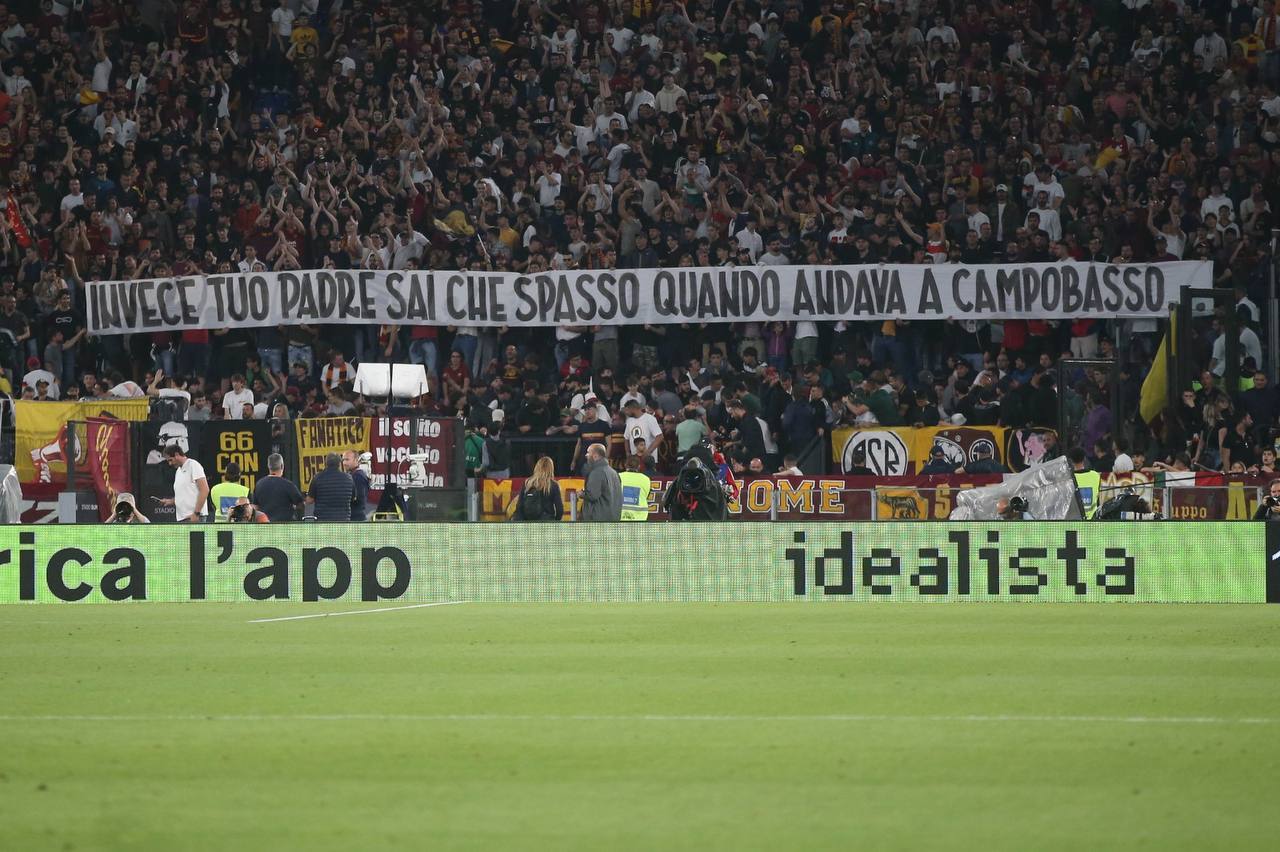 Lo striscione apparso in Curva Sud durante Roma-Spezia