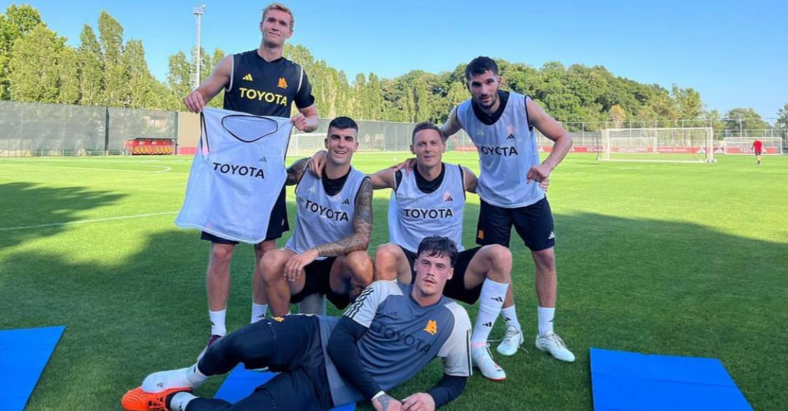 La foto della squadra vincente dopo la partitella in allenamento (via Instagram: @nemanjamatic)