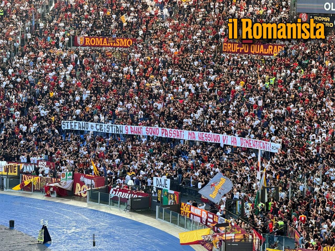 Lo striscione esposto dai tifosi per ricordare Stefano e Cristian