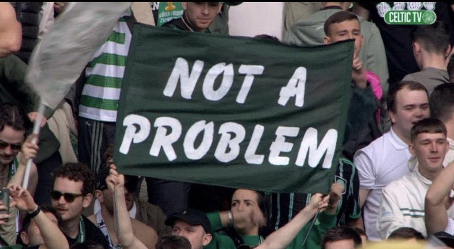 Lo striscione del tifoso del Celtic (credits: Via Twitter @ASRomaMatchworn)
