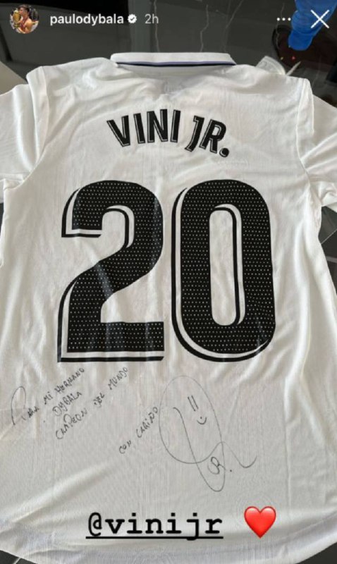 Il regalo di Vinicius a Dybala (via Instagram: @paulodybala)