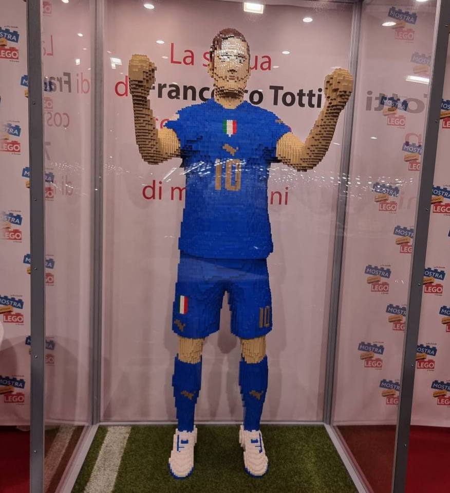 Statua di Francesco Totti fatta di Lego