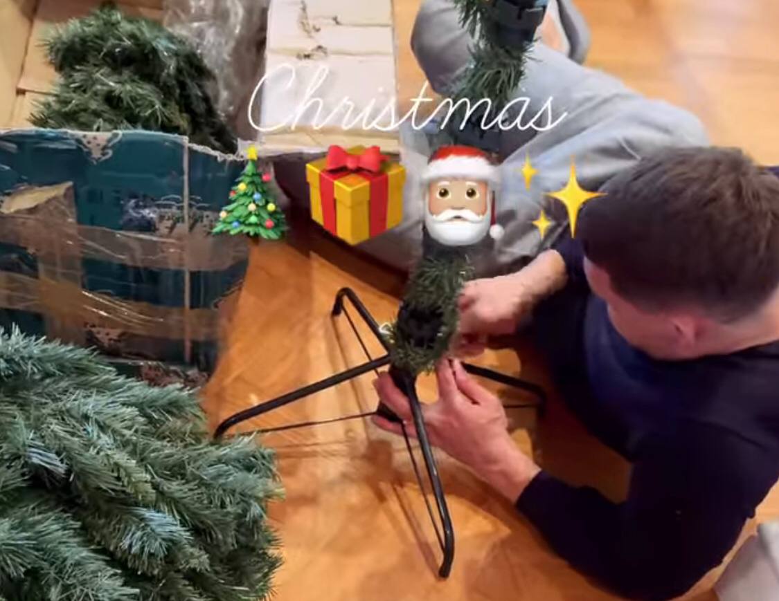 Andrea Belotti alle prese con l'albero di Natale (via Instagram: @giorgiaduro8)