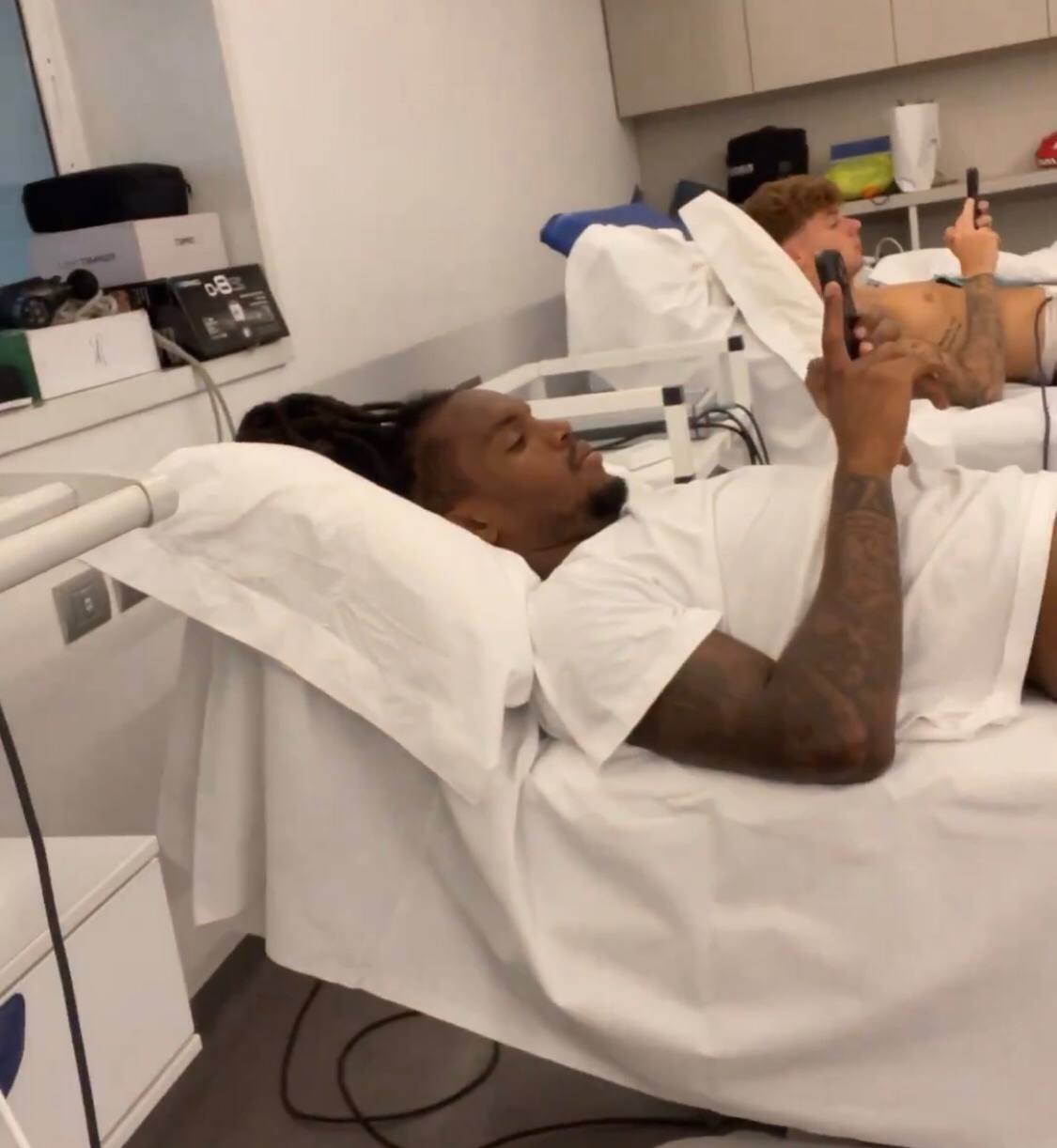 Renato Sanches e Zalewski alle prese con la terapia a Trigoria (Via instagram: @tammyabraham)