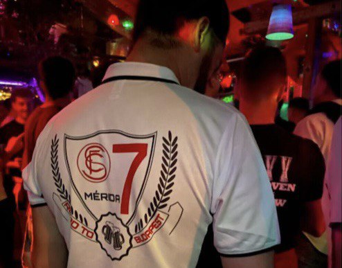 Foto di un tifoso del Siviglia con la maglia celebrativa