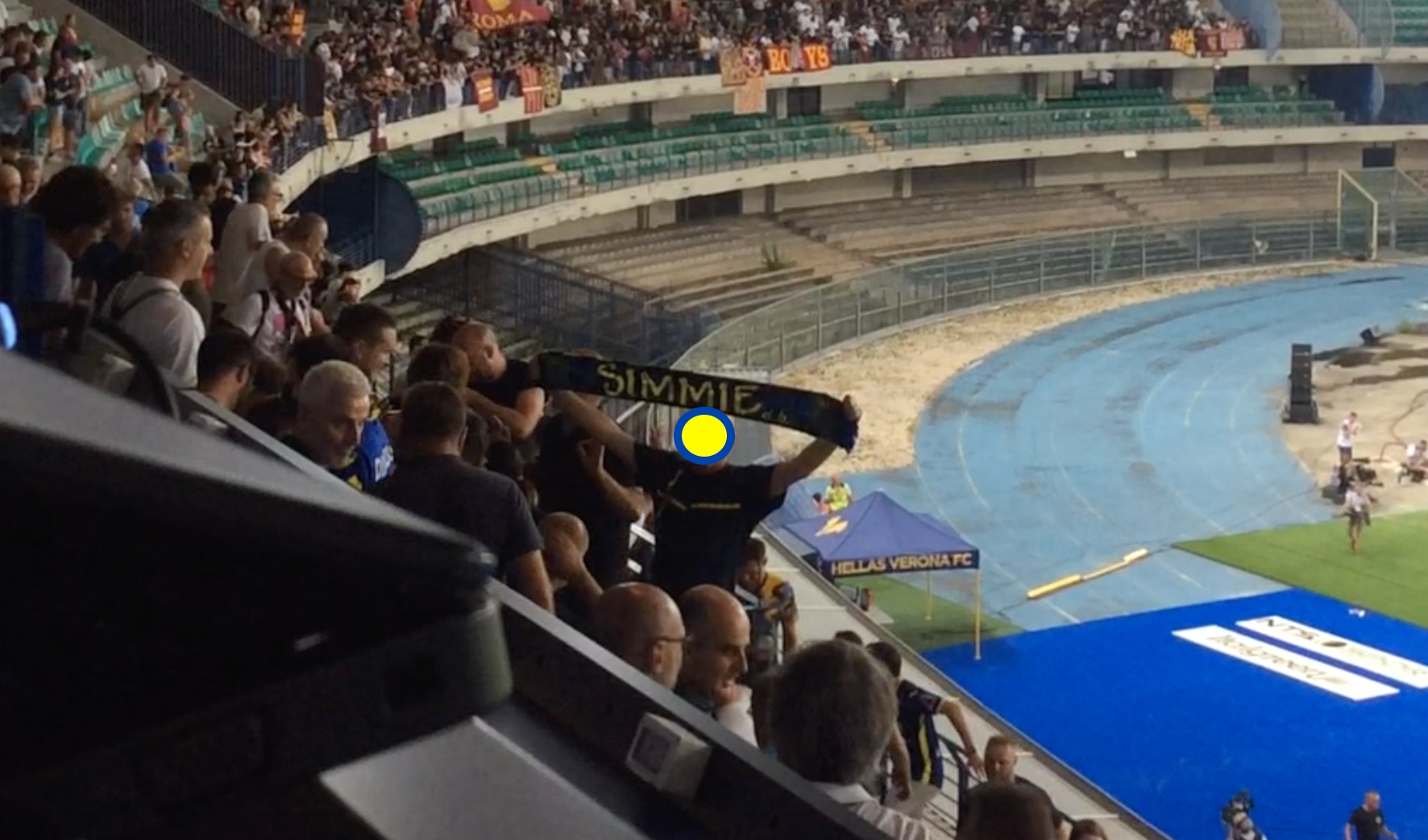 Un tifoso veronese mostra una sciarpa all'indirizzo della tribuna stampa